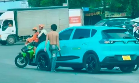 Clip: Người đàn ông cởi trần, cầm hung khí chặn taxi công nghệ giữa phố tìm vợ và pha áp giải như phim của cảnh sát