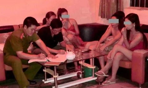 Thiếu nữ 13 tuổi muốn bán dâm nhưng bị "khách" từ chối vì quá "non nớt", vẫn trả 500 nghìn "động viên"