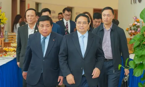 Thủ tướng: Việt Nam nỗ lực xoay chuyển tình thế, chuyển đổi trạng thái về bán dẫn và AI