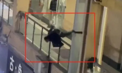 Quay lén cô gái trong nhà vệ sinh, gã biến thái rơi từ tầng 2 xuống đất