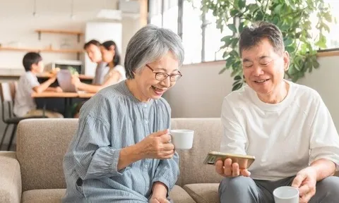 Bố mẹ vợ U70 lên phố thăm cháu, suốt ngày chỉ “nghiện” một thứ khiến con rể tức muốn mời về