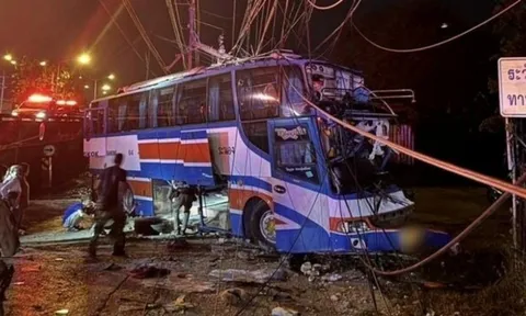 Hé lộ nguyên nhân vụ tài xế đâm gãy đôi cột điện khiến 36 người bị thương ở Thái Lan