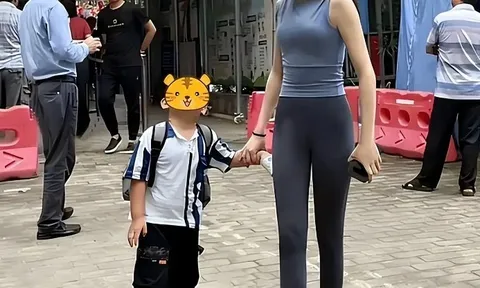 Bà mẹ xinh đẹp mặc quần tập yoga đi đón con gây chú ý ở cổng trường, ai cũng lắc đầu ngao ngán