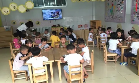 Con gái mẫu giáo đi học về luôn nói đau bụng, phụ huynh thấy ảnh gửi trong nhóm chat lớp liền xanh mặt
