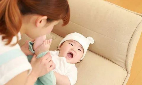 Thuê bảo mẫu 15 triệu/tháng chăm con, mới ngày thứ hai đứa trẻ đã sốt cao, xem camera tôi mừng húm