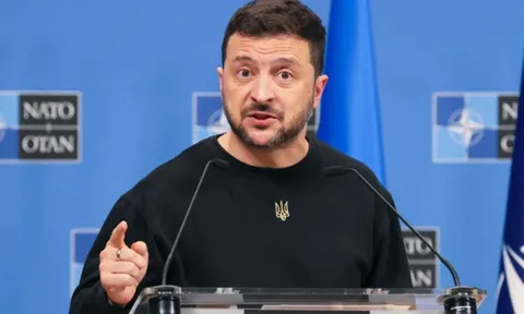 Giữa lúc căng thẳng leo thang, Tổng thống Ukraine Zelensky bất ngờ ban hành luật mới