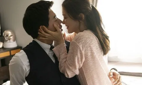 Mấy đêm liền cứ nghe tiếng vợ nói chuyện với con trai, tôi sợ xanh mặt vì cô ấy đã mất 2 năm