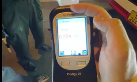 Tài xế xe khách "méo mặt" không nghĩ uống 3 ly bia từ sáng, đến tối vẫn còn nồng độ cồn