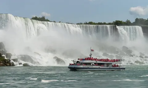 Mẹ ôm hai con nhảy xuống từ thác nước cao gần 60 mét tại Mỹ, tử vong thương tâm