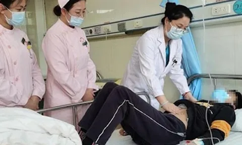 Bé gái 12 tuổi người Trung Quốc nhập viện vì đau bụng, bác sĩ kiểm tra sợ hãi đến mức lập tức gọi cảnh sát