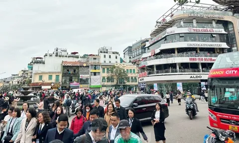 CSGT cảnh báo trước tình trạng tụ tập đông người tại tòa nhà 'Hàm cá mập'