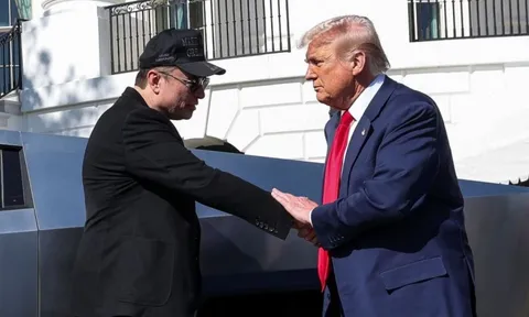 TT Trump cảnh báo những người đốt phá xe Tesla đối mặt án tù 20 năm