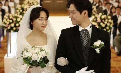 Lấy chồng sau 15 năm làm mẹ đơn thân, đêm tân hôn tôi hoảng loạn quỳ xuống trước mặt người này