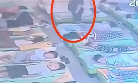 Mẹ xem camera lớp thấy ngày nào giờ ngủ trưa con trai cũng đứng im một góc, biết lý do liền lập tức chuyển trường