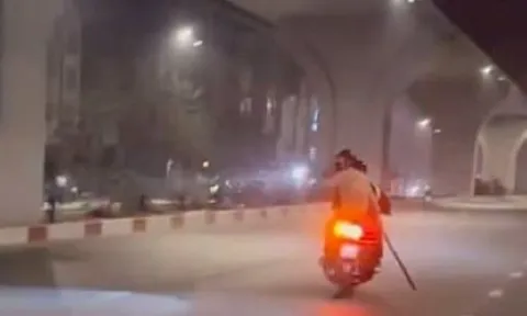 Bắt khẩn cấp nhóm thiếu niên "kẹp 3", cầm hung khí đe doạ công an khi bị truy bắt giữa đêm tại Hà Nội