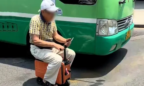 Người đàn ông "cưỡi" vali chạy "bon bon" trên đường phố TP.HCM là cụ ông 70 tuổi