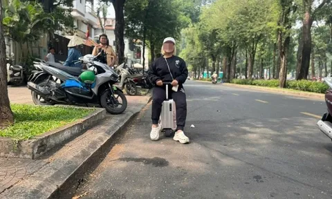 Hai người“cưỡi” vali vi vu trên đường bị xử phạt
