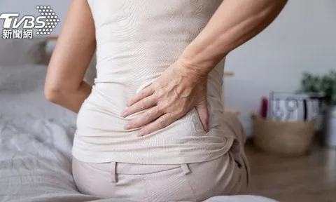 Đau lưng có thể liên quan tới K: Đau lưng do ung thư và đau lưng thông thường khác nhau thế nào?