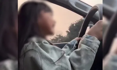 Clip bé gái cầm vô lăng ô tô, chạy 50 - 60km/h: Công an nói gì?