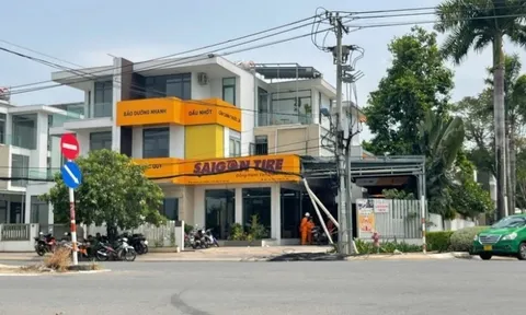 Clip: Rùng mình cảnh người đàn ông bị điện giật, mắc kẹt trên cột điện khi kéo cáp viễn thông