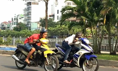 Đã đi xe máy mà thích thể hiện kiểu này thì có thể bị phạt ngay 10 triệu đồng, tước bằng 12 tháng