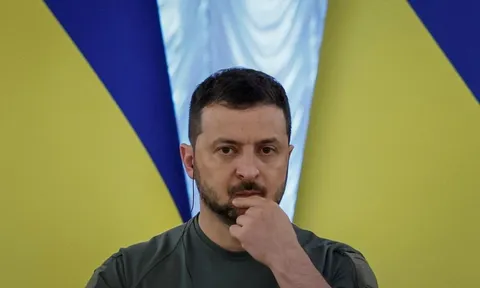 Trong bối cảnh căng thẳng leo thang, Tổng thống Ukraine bất ngờ báo tin dữ