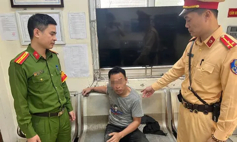 Hà Nội: CSGT khống chế đối tượng trong trạng thái kích động hành hung người dân