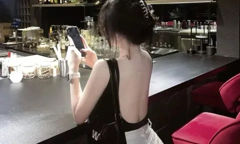 Vợ trẻ vốn mê mặc váy hở lưng nay đổi sang khoe ngực, lý do khiến tôi ngã ngửa