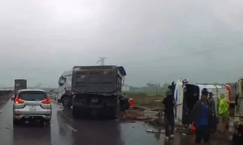 Hiện trường nhói lòng vụ xe ô tô chở giáo viên, học sinh gặp tai nạn trên cao tốc