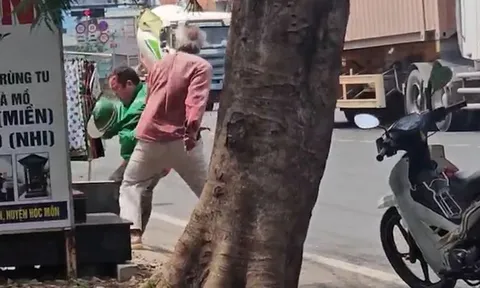 Bất ngờ nguyên nhân hai xe ôm lao vào đánh nhau loạn xạ ở Hóc Môn
