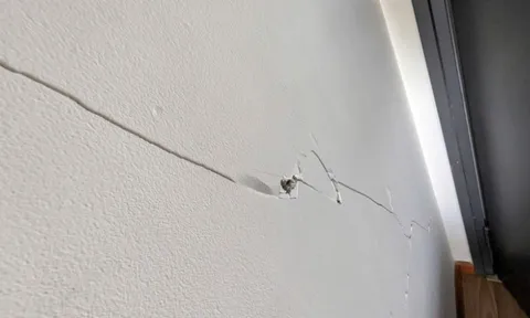 Hàng trăn căn hộ chung cư ở TP.HCM bị nứt tường sau rung chấn do động đất ở Myanmar