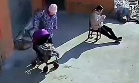 Bà ngoại đưa cháu sơ sinh ra trước hiên nhà tắm nắng, diễn biến sau đó khiến nhiều người xót xa