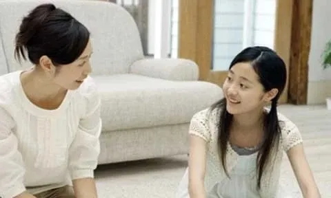 Dạo gần đây phát hiện con gái dậy thì thân thiết với giúp việc, tôi ngã quỵ khi nghe con gọi cô ta là mẹ