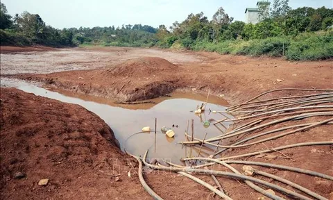 Nhiều hồ, đập thủy lợi trơ đáy giữa mùa khô