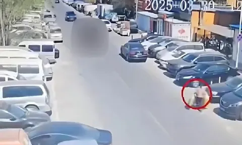 Hóa vàng cầu bình an, người phụ nữ bất cẩn đốt luôn 9 chiếc xe ô tô