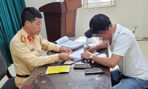 Xử phạt tài xế ô tô 29 chỗ tạt đầu, chèn ép xe máy trên Đại lộ Thăng Long 5,7 triệu đồng, trừ 2 điểm GPLX