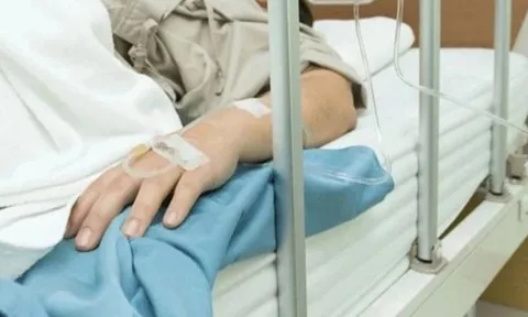 Nam thanh niên bất ngờ bị méo miệng mắt nhắm không kín, bác sĩ cảnh báo thói quen sinh hoạt này phải thay đổi ngay