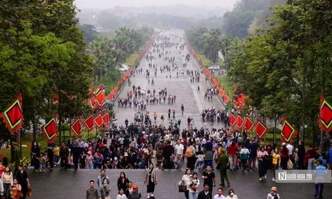 Dòng người đổ về Khu di tích lịch sử Đền Hùng dưới cơn mưa nhỏ