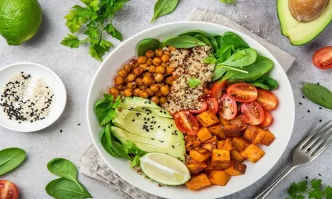 Ăn rau củ và uống nước ép, cách nào lợi hơn? Bác sĩ chỉ ra cách dùng rau quả phí phạm nhất