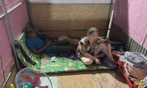 Người phụ nữ 54 tuổi kích dục cho khách nam ngay tại quán cà phê không tên: Hiện trường xập xệ khi công an ập vào