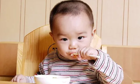 Bé 1 tuổi đang đi thì bị ngã, đến bệnh viện bác sĩ lắc đầu, biết nguyên nhân từ bữa ăn dặm mẹ suy sụp