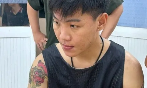 Thanh niên xăm trổ giữ "bí mật khủng" trong túi bánh kẹo, chai đựng mỹ phẩm