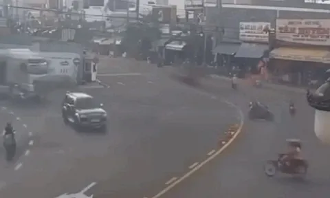 Clip: Người đàn ông thoát chết thần kỳ khi bị cuốn vào gầm xe đầu kéo, khoảnh khắc ai xem cũng muốn "rụng tim"