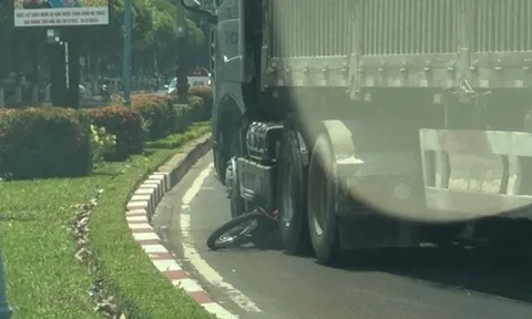 Hiện trường vụ tai nạn thương tâm ở Đắk Lắk, chồng ôm thi thể vợ gào khóc giữa đường