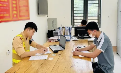 Chở trẻ em trên thùng xe bán tải, tài xế bị phạt tiền, trừ 6 điểm giấy phép lái xe