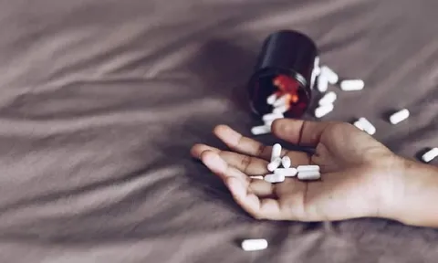 Bị tẩy chay, cô lập, nữ sinh 13 tuổi uống 30 viên thuốc Paracetamol