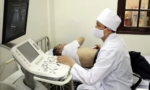 Quân y hai nước Việt - Trung khám bệnh cho nhân dân biên giới