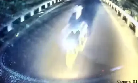 Kinh hoàng khoảnh khắc 2 thanh niên lao thẳng xe máy vào ô tô khách, tử vong tại chỗ ở Hòa Bình