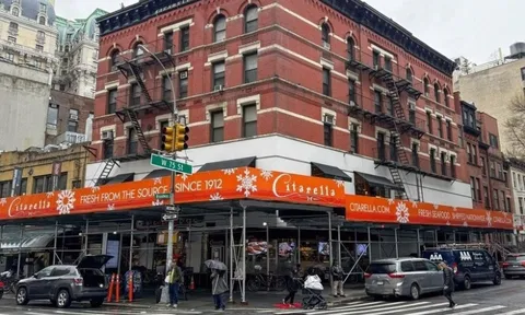 Bị trượt ruột cá trước cửa siêu thị, người phụ nữ được bồi thường 6 triệu USD