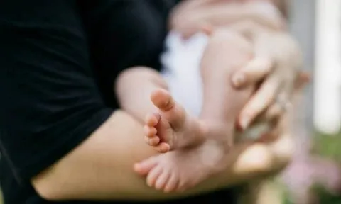 Người phụ nữ bị phòng khám chuyển nhầm phôi, sinh con của người khác khi thực hiện IVF